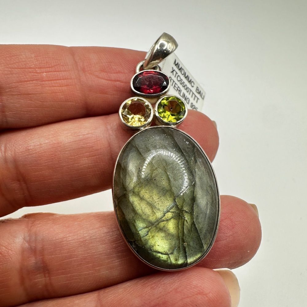 NWT Labradorite cabochon withā facetedāmulti-gemstone pendant in Bali 925!